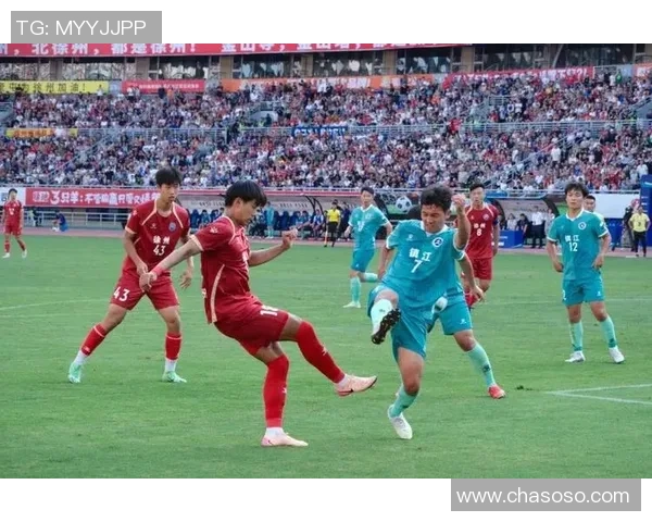 足球明星赛场上玩手机引发热议球迷们对此反应不一 足球明星赛场上玩手机引发热议球迷们对此反应不一